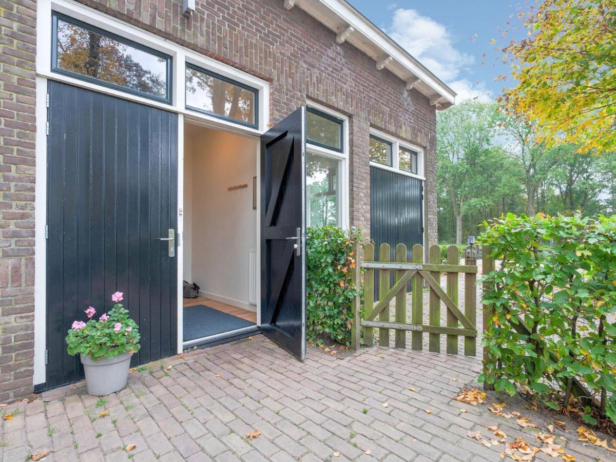 Cozy Holiday Home By The Canal In Dwingeloo Exteriör bild